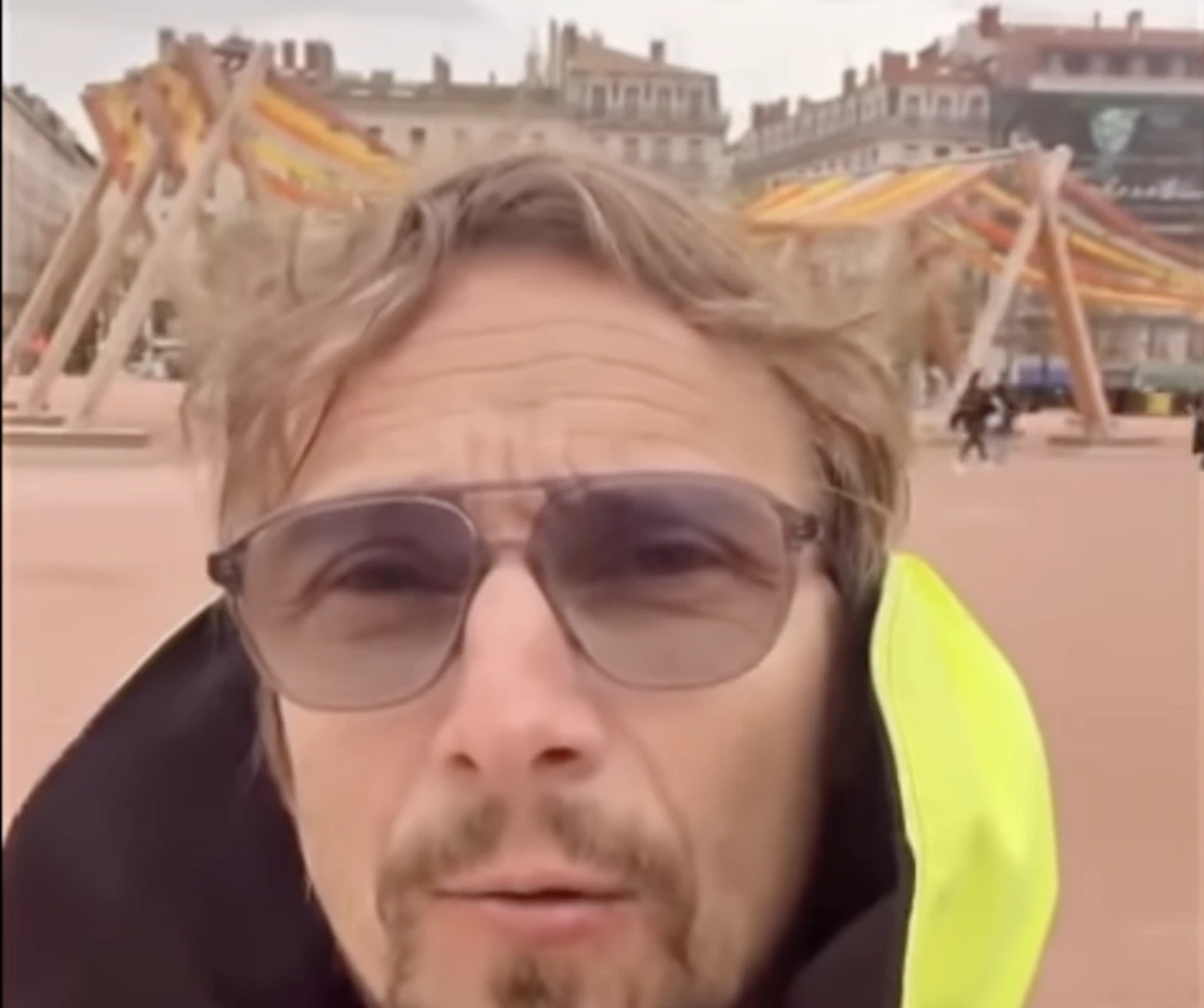 « Qui fait sécher ses draps ? » : Lorànt Deutsch moque une installation artistique déjà sujette à polémique sur la place Bellecour de Lyon