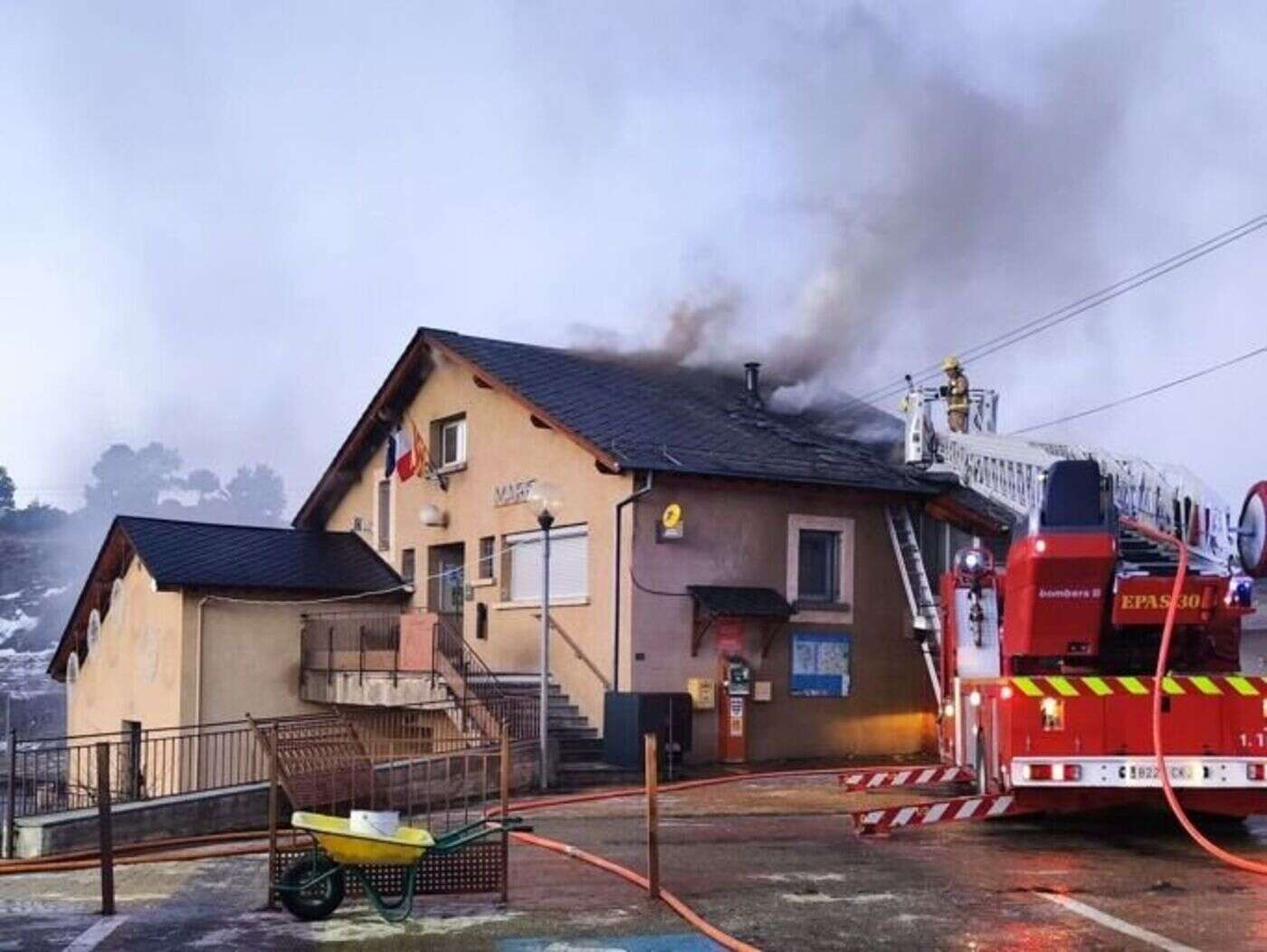 Pyrénées-Orientales : après l’incendie de sa mairie, « l’esprit de solidarité des montagnards » vient au secours de La Llagonne