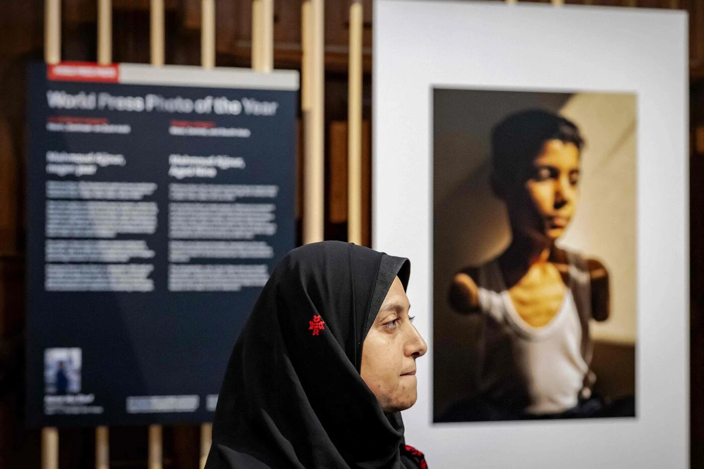 Gaza : la photo d’un enfant amputé, fuyant les frappes israéliennes, remporte le World Press Photo
