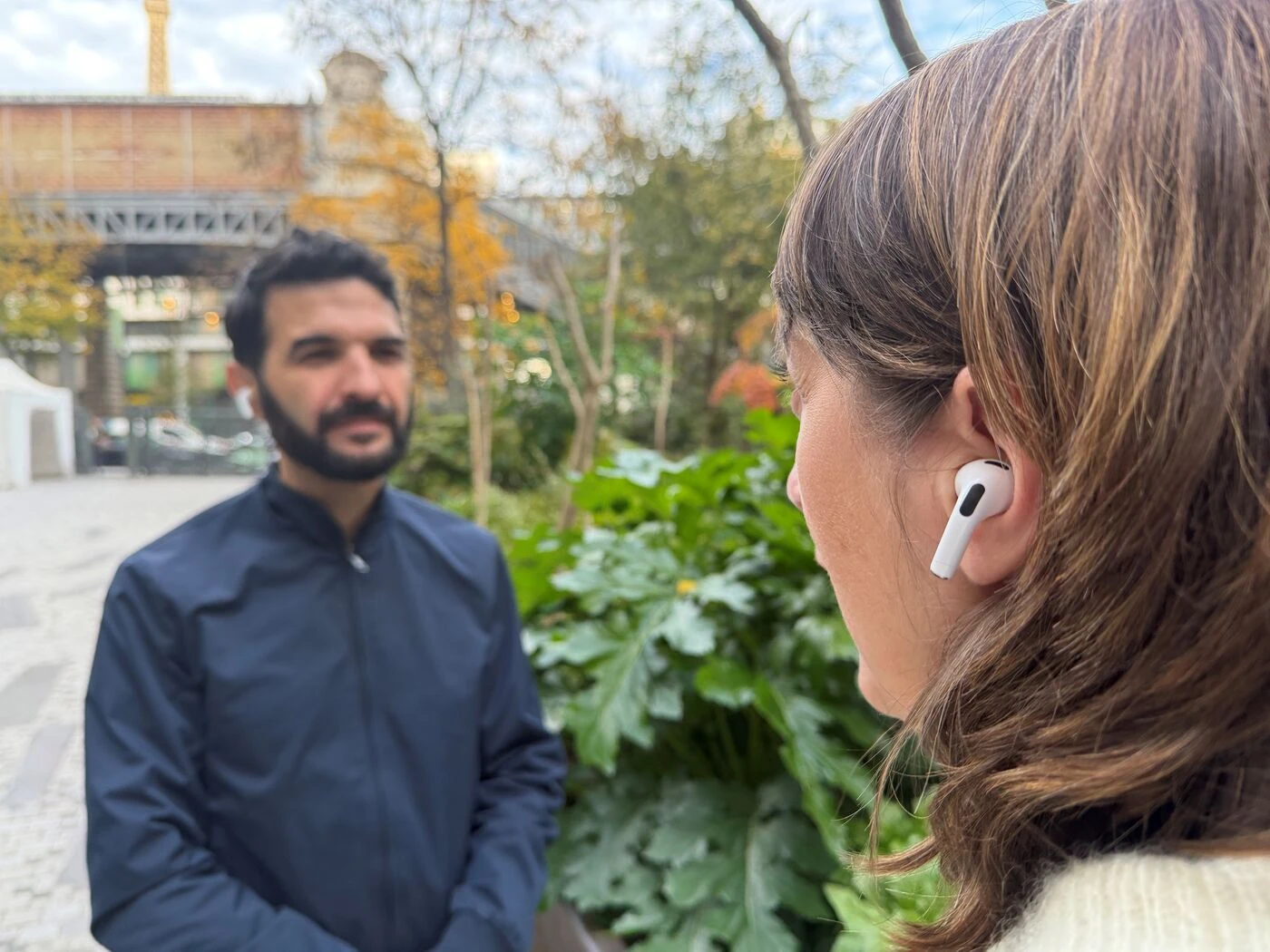 AirPods : la traduction instantanée arrive en France, voici comment l’activer avec Apple Intelligence