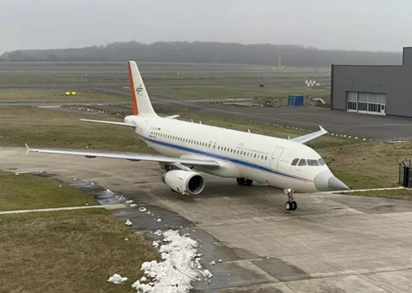 Un avion de ligne Airbus A320 avec un nez de chasseur Eurofighter : c’est quoi cette bizarrerie aperçue à l’aéroport de Toulouse ?