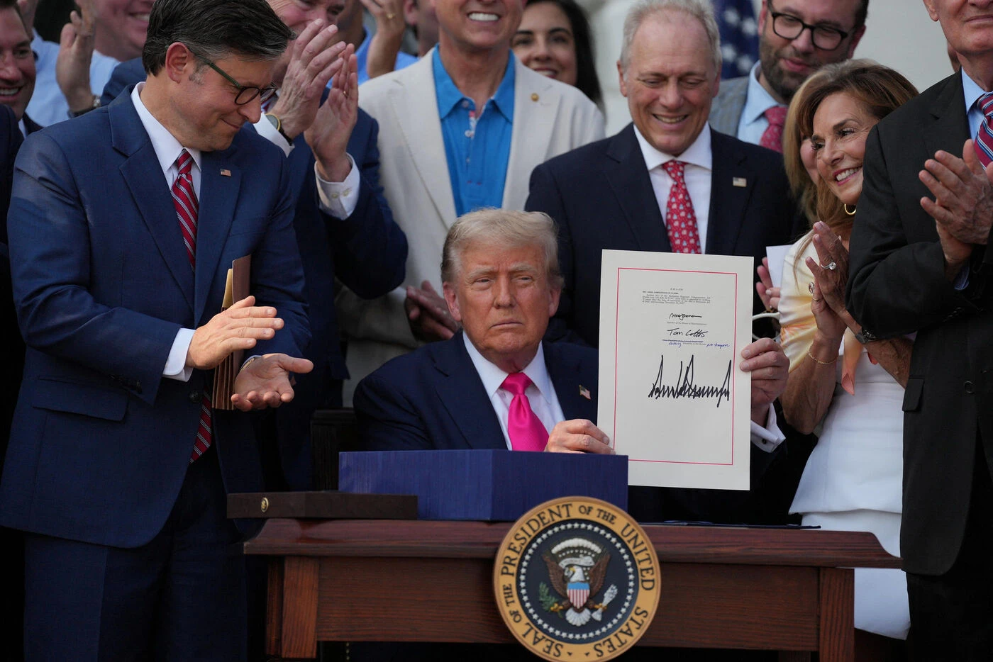 Donald Trump promulgue en grande pompe sa loi budgétaire, début du « nouvel âge d’or » américain