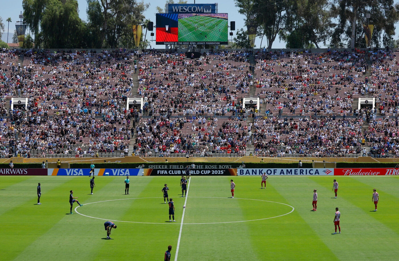 « Débuter un pressing furieux » : mais pourquoi le PSG tape directement en touche au coup d’envoi de ses matchs ?