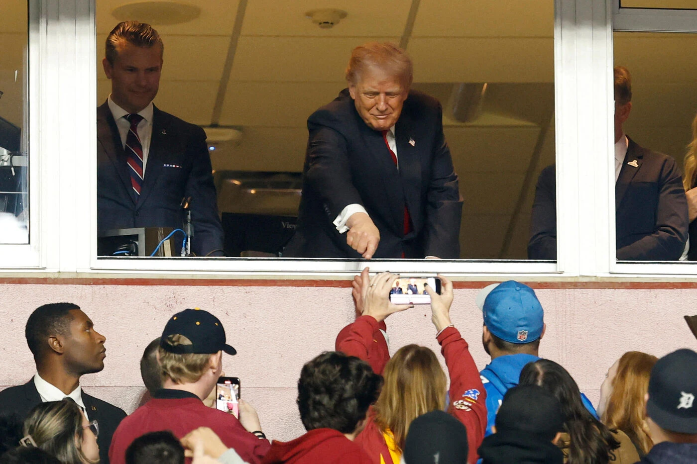 Il voulait donner son nom au stade de foot : Donald Trump bruyamment hué par les fans des Washington Commanders