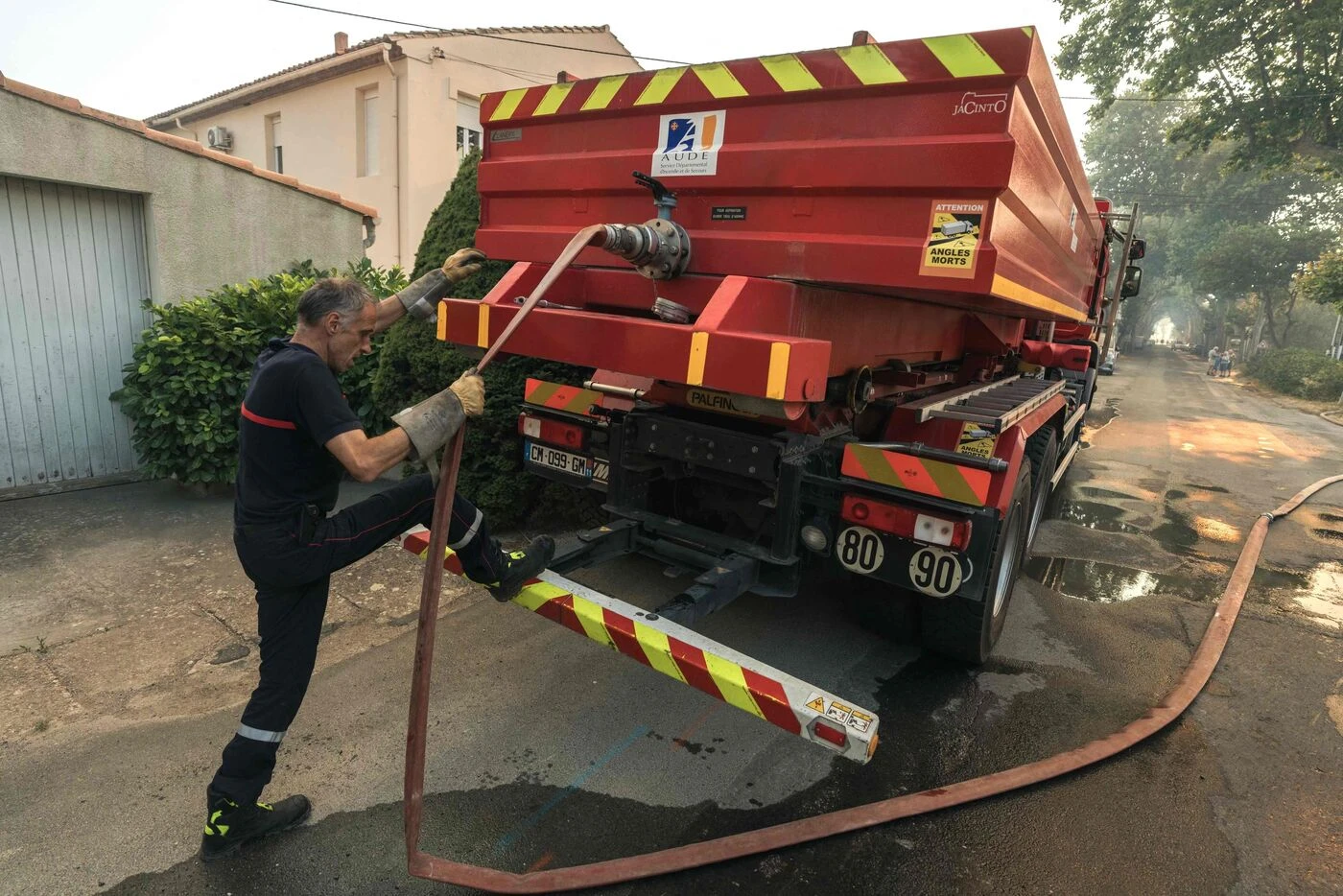 Incendie dans l’Aude : un camion de pompiers accidenté tombe sur le toit, un blessé grave et trois légers