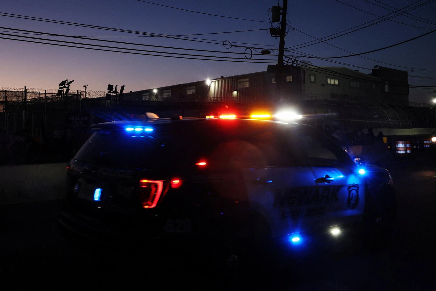 États-Unis : un vétéran de l’armée équipé d’explosifs prend 10 personnes en otage en Californie, il est tué par la police