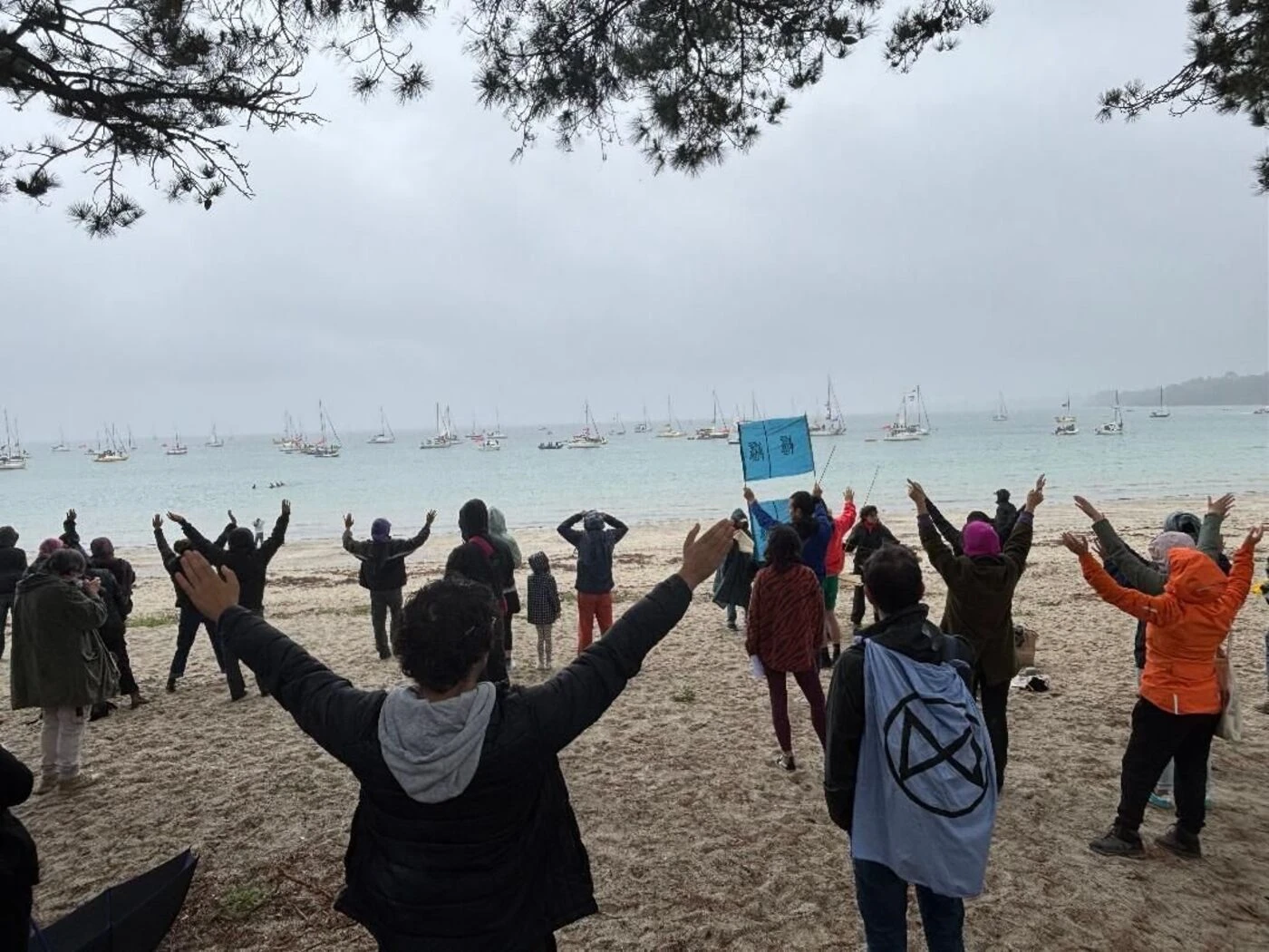 « Wokes déterminées à couler Bolloré » : action surprise sur l’île du Loc’h dans le Finistère avant la mobilisation maritime
