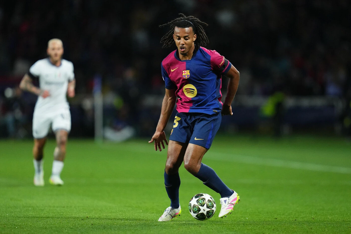 Inter Milan-Barcelone : les supporters du Barça fêtent Jules Koundé à l’arrivée en Italie d’un vol low-cost