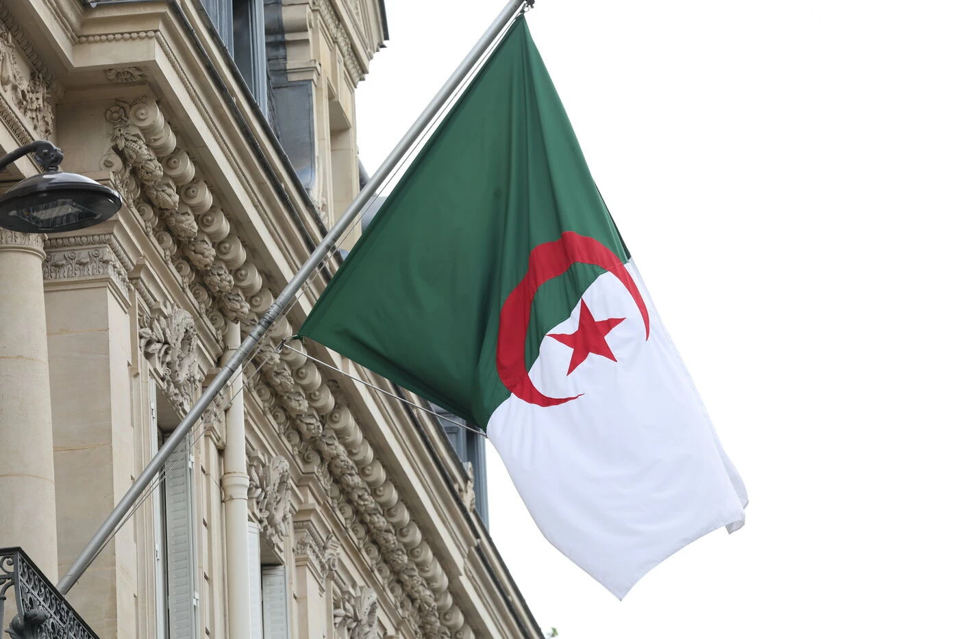 Tensions Paris - Alger : les Algériens détenteurs de passeports diplomatiques doivent désormais avoir un visa pour entrer en France