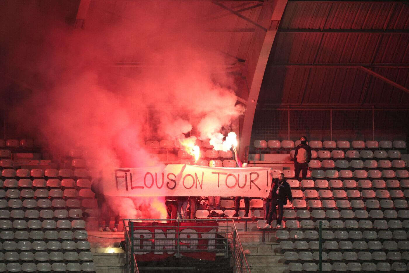 Football : des ultras nîmois agressés à Châteauroux, la FFF condamne « avec fermeté »