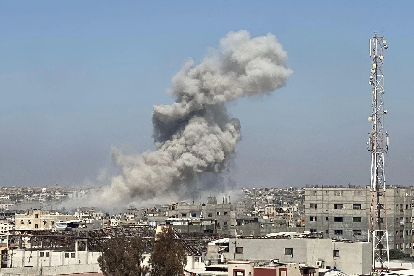 « Ils étaient méconnaissables » : à Gaza, un couple de médecins a perdu ses neuf enfants dans une frappe israélienne