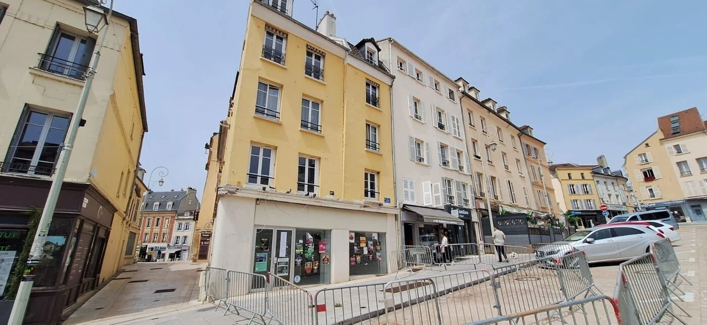 Pontoise : la façade menace de tomber, un immeuble de la place du Grand Martroy sous arrêté de péril