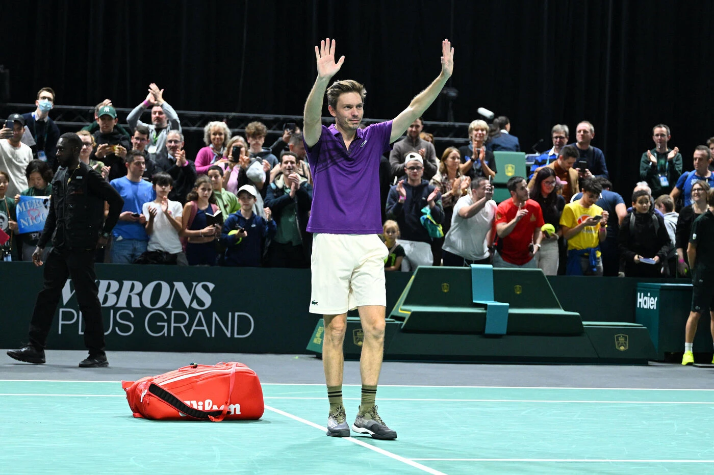 « Un guerrier aux valeurs magnifiques » : émotion pour la retraite de Nicolas Mahut après sa défaite au Rolex Paris Masters