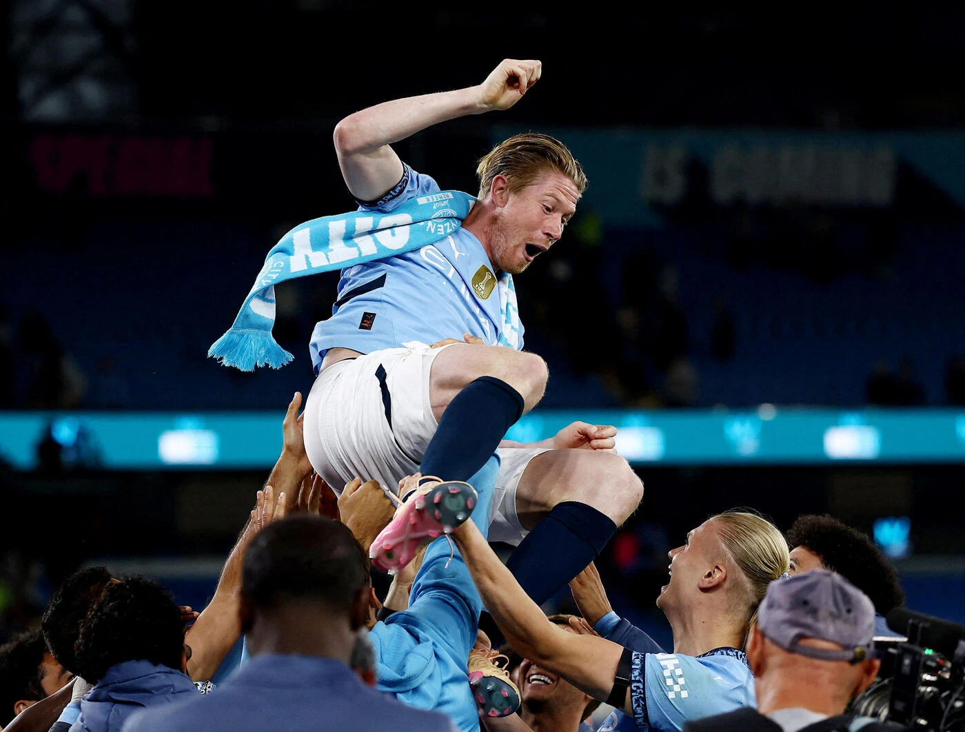 Statue devant le stade, carte d’abonné à vie, ovation : le superbe hommage de Manchester City à Kevin De Bruyne