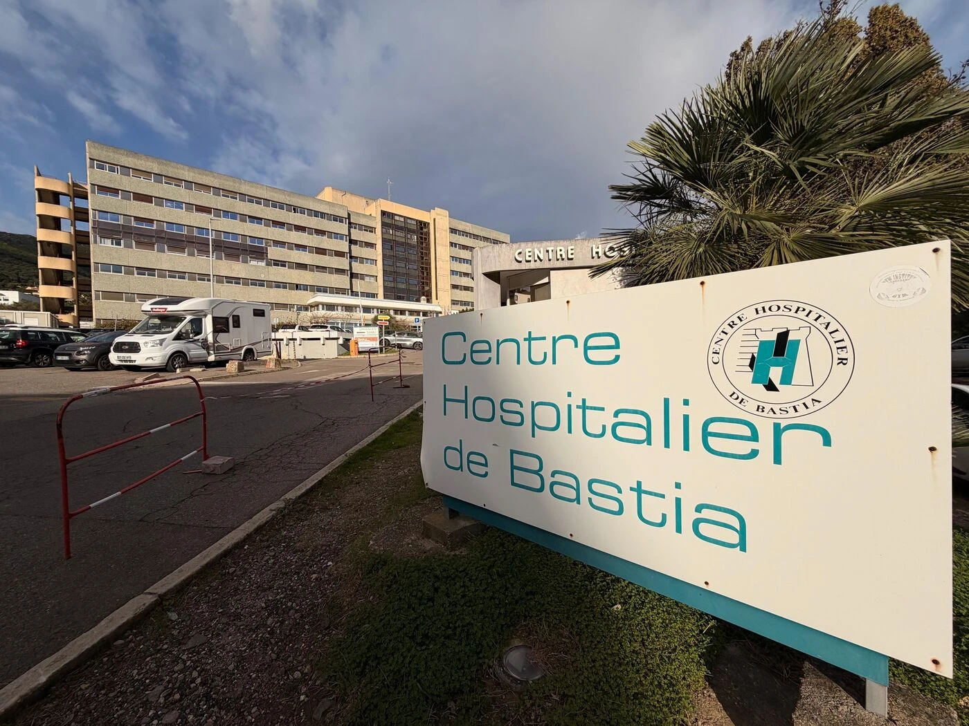 « Mon bébé et moi avons été piqués » : à l’hôpital de Bastia, l’invasion de moustiques fait fuir les patients