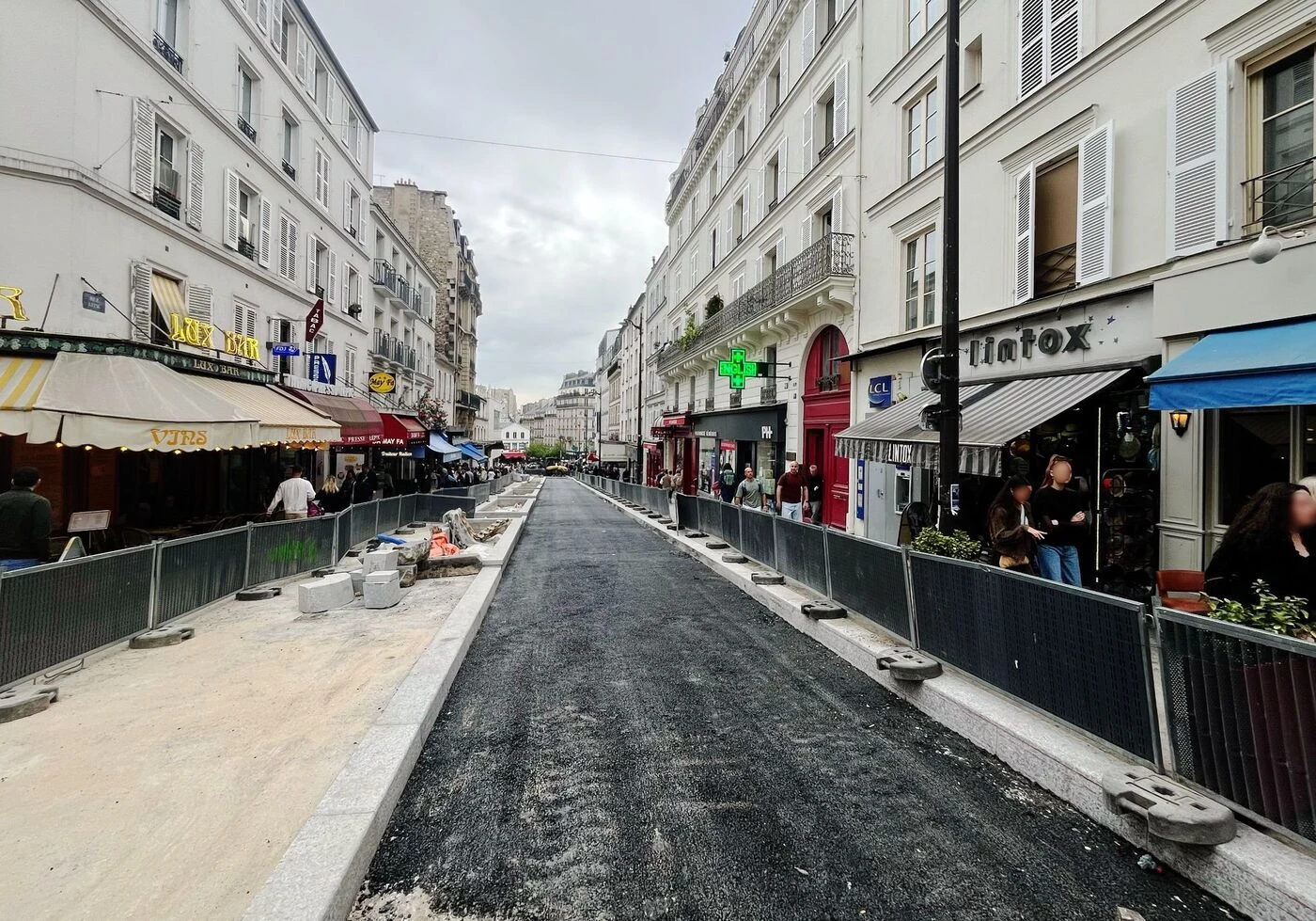 À Montmartre, la rue Lepic « bitumée » ? Non, les pavés vont revenir dans quelques jours