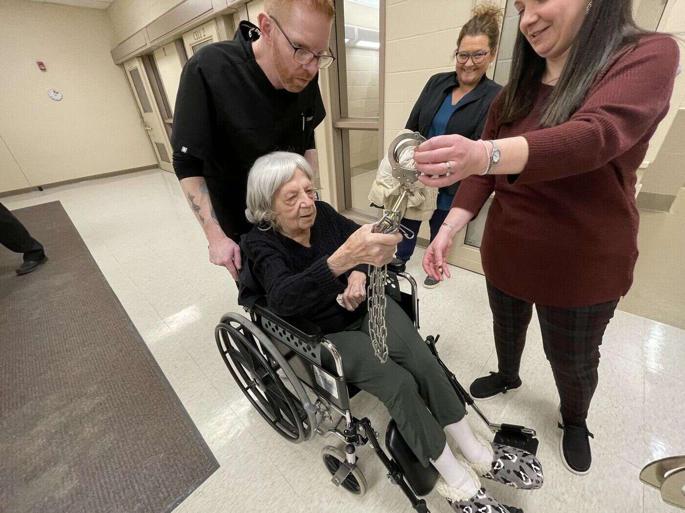 « Elle n’avait jamais été derrière les barreaux » : à 104 ans, Loretta réalise son rêve et passe une journée… en prison