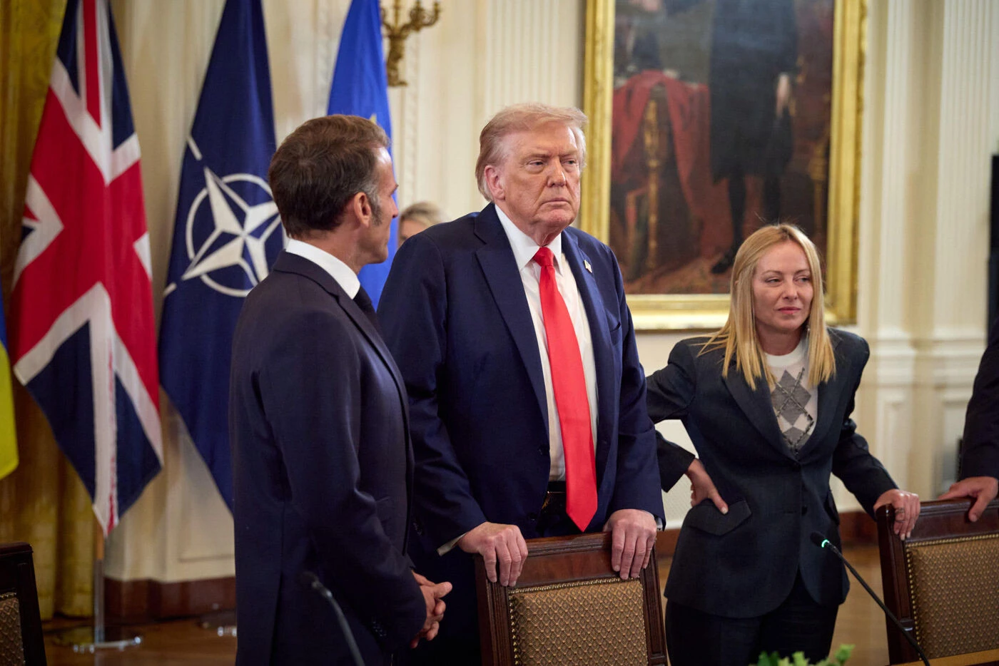 « Quatre ans de plus » : Donald Trump montre à Macron et Zelensky une casquette qui sous-entend qu’il va se représenter