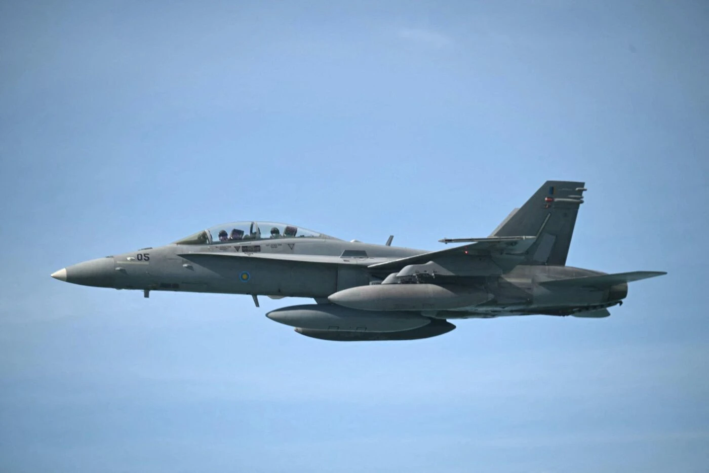 Deux crashs à 100 millions d’euros en 30 minutes : comment les États-Unis ont perdu un chasseur F-18 et un hélicoptère MH-60R ?