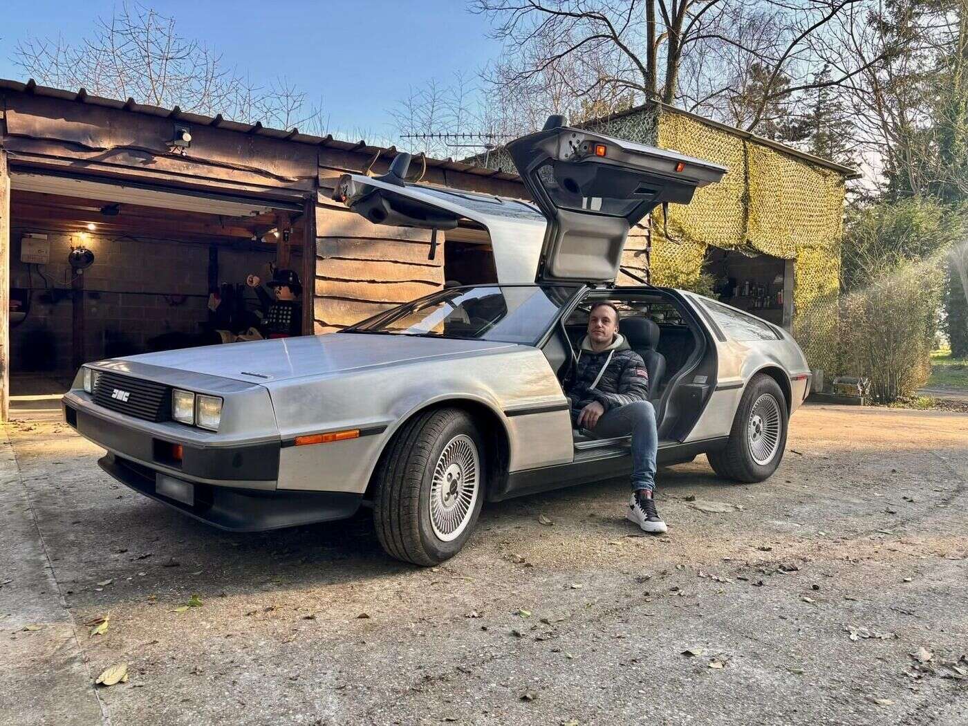 Fan de « Retour vers le futur », Maxime collectionne et restaure des DeLorean