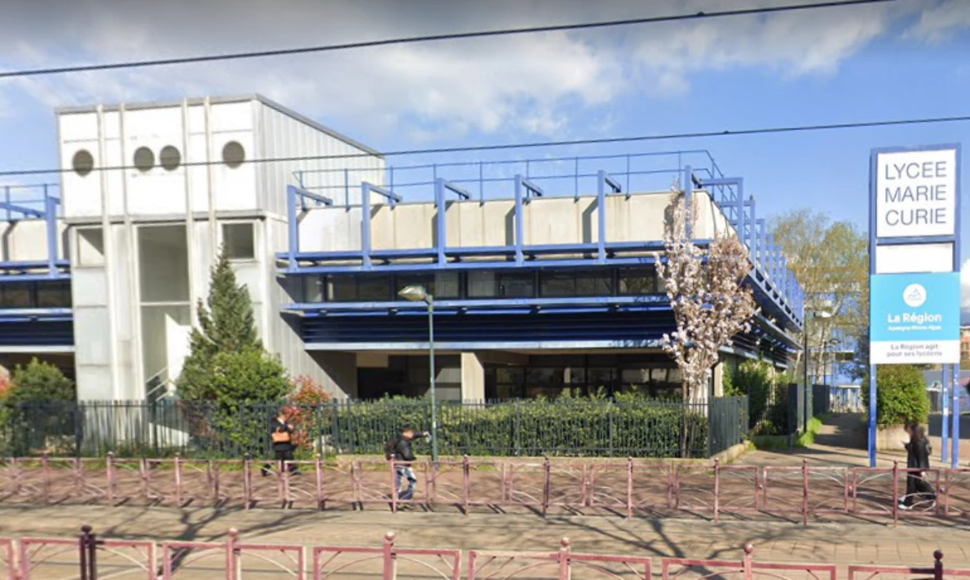 Un adolescent poignardé devant un lycée d’Échirolles, l’agresseur en fuite