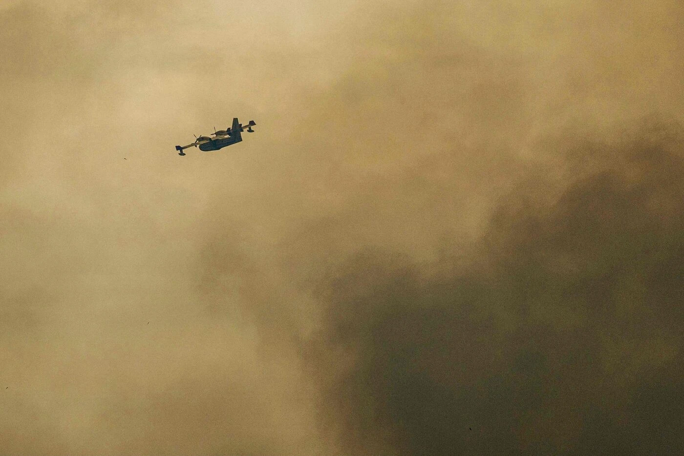 500 pompiers et 7 Canadairs mobilisés, 400 hectares brûlés… Un impressionnant incendie parcourt l’Aude