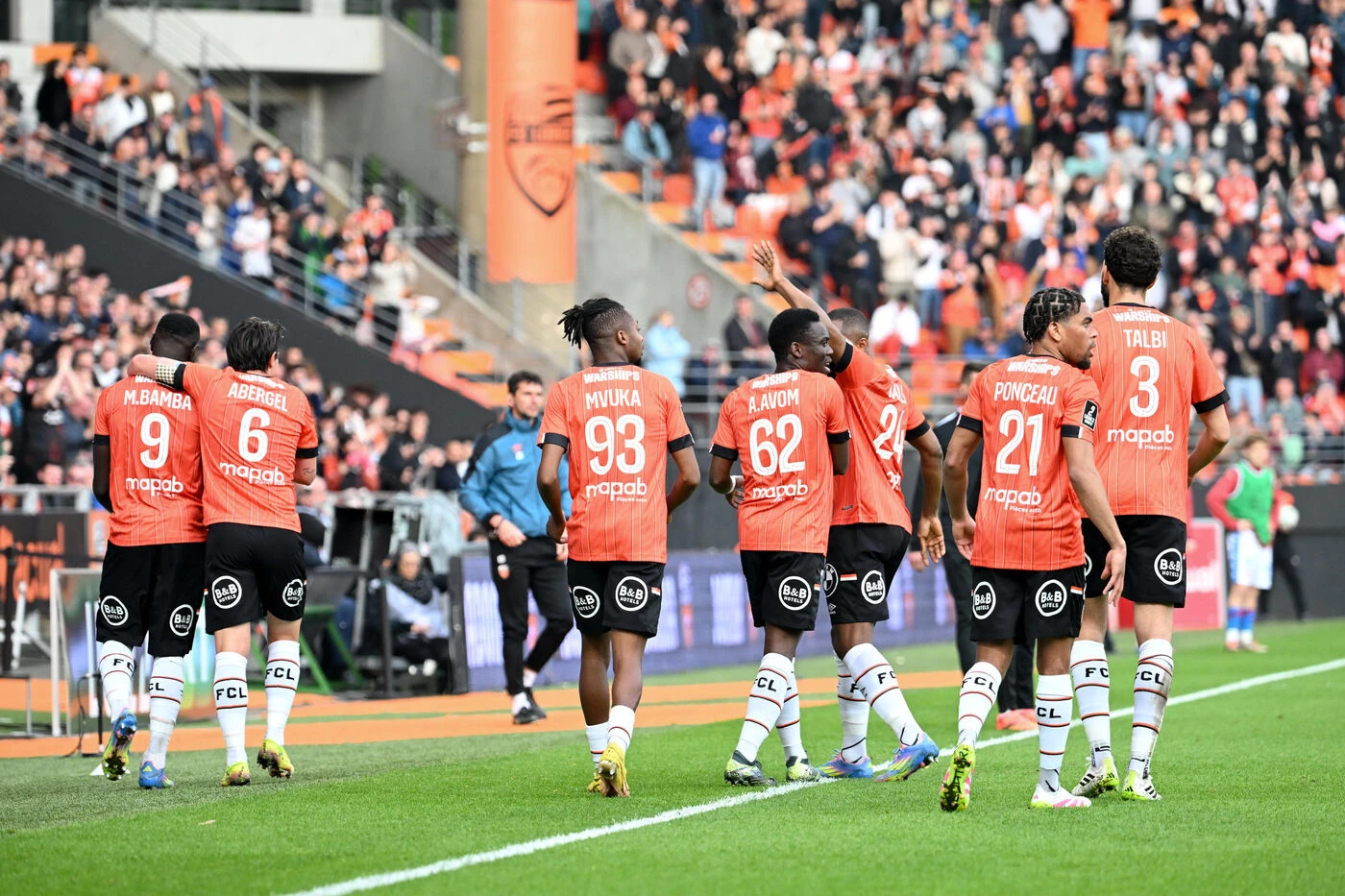 Ligue 2 : Lorient officiellement promu en Ligue 1, le Paris FC s’en rapproche après la défaite de Metz à Pau