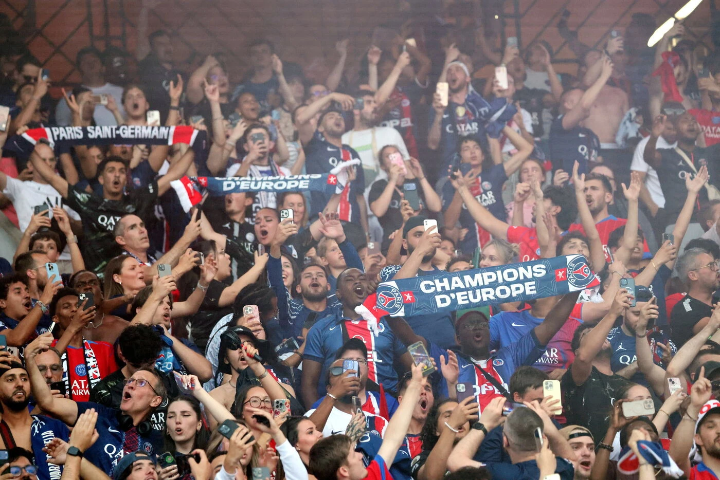 « Le PSG vient de gagner, on va avoir une surconsommation » : comment Eau de Paris a géré la ruée aux toilettes des supporters parisiens