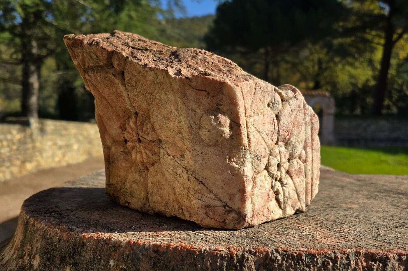 Pyrénées-Orientales : une pierre sculptée revient mystérieusement à l’abbaye de Saint-Michel de Cuxa