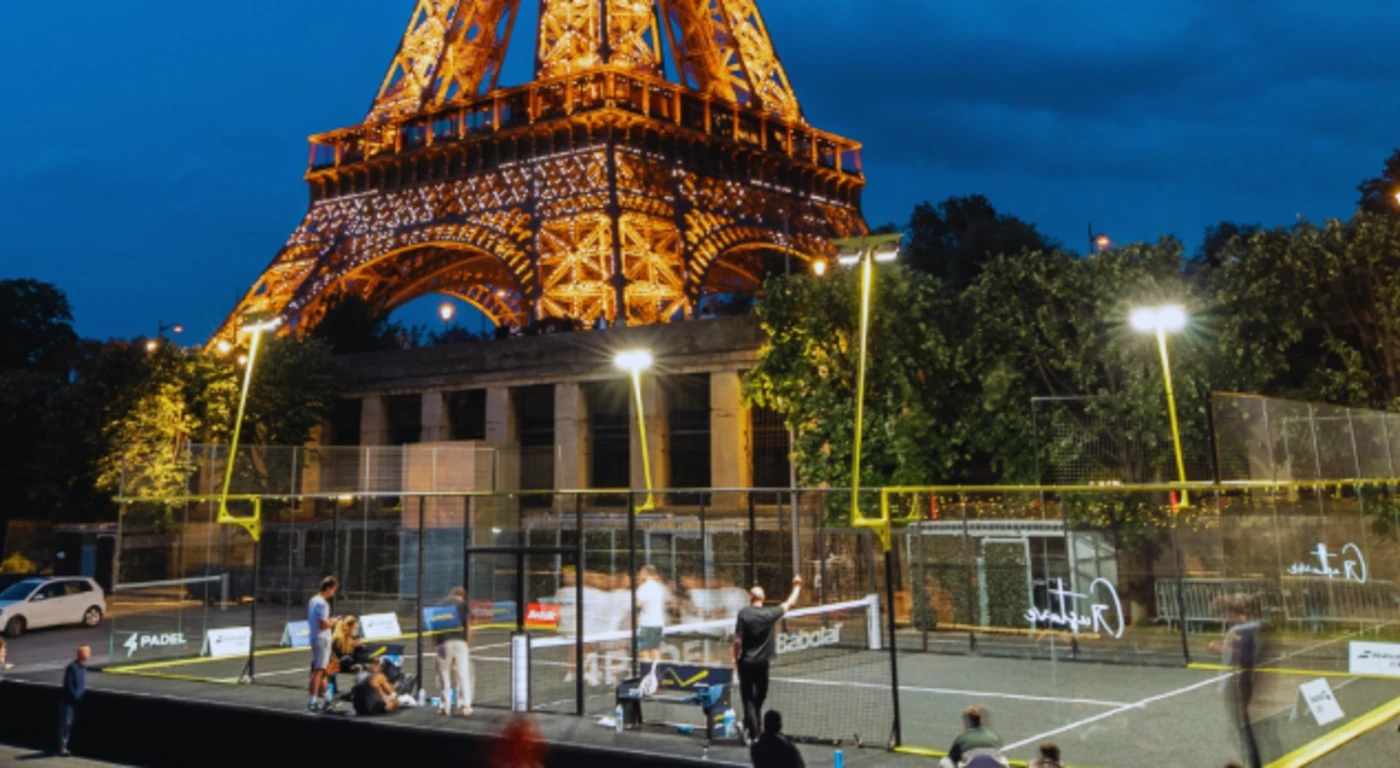À Paris, le terrain de padel au pied de la tour Eiffel est de retour à partir du 25 mai