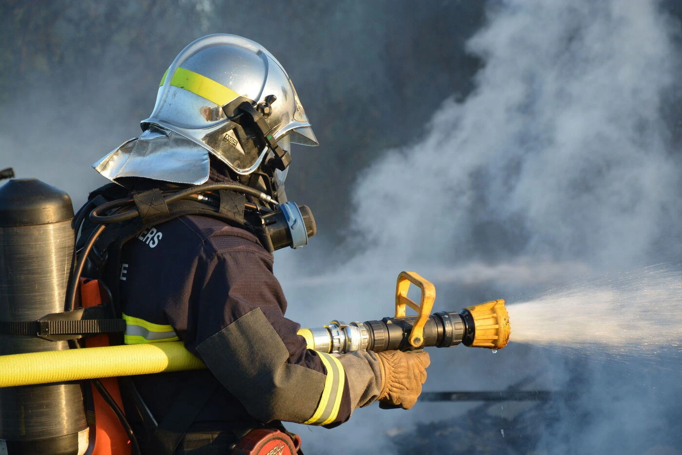 Val-d’Oise : un entrepôt de 500 m2 part en fumée sans faire de victime
