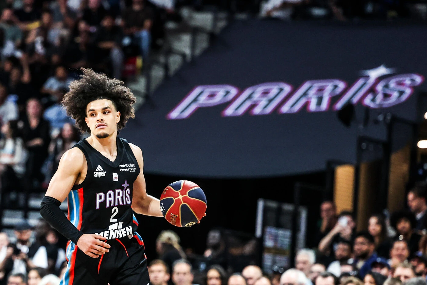 « Une page qui se tourne pour moi » : la vidéo décalée de Nadir Hifi pour annoncer qu’il reste au Paris Basketball