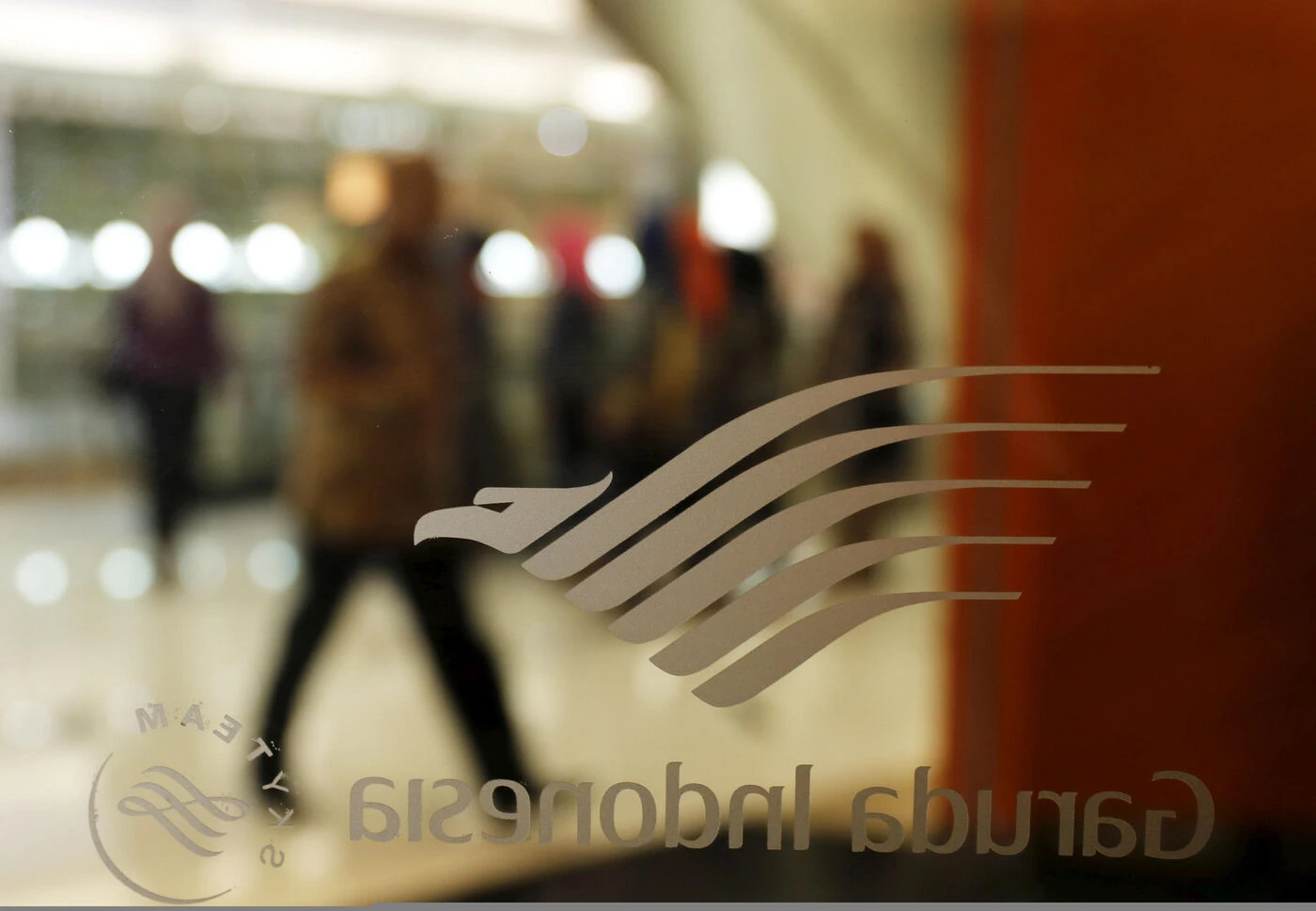 Tout l’équipage de cabine d’une compagnie aérienne suspendu suite au vol du téléphone portable d’un passager