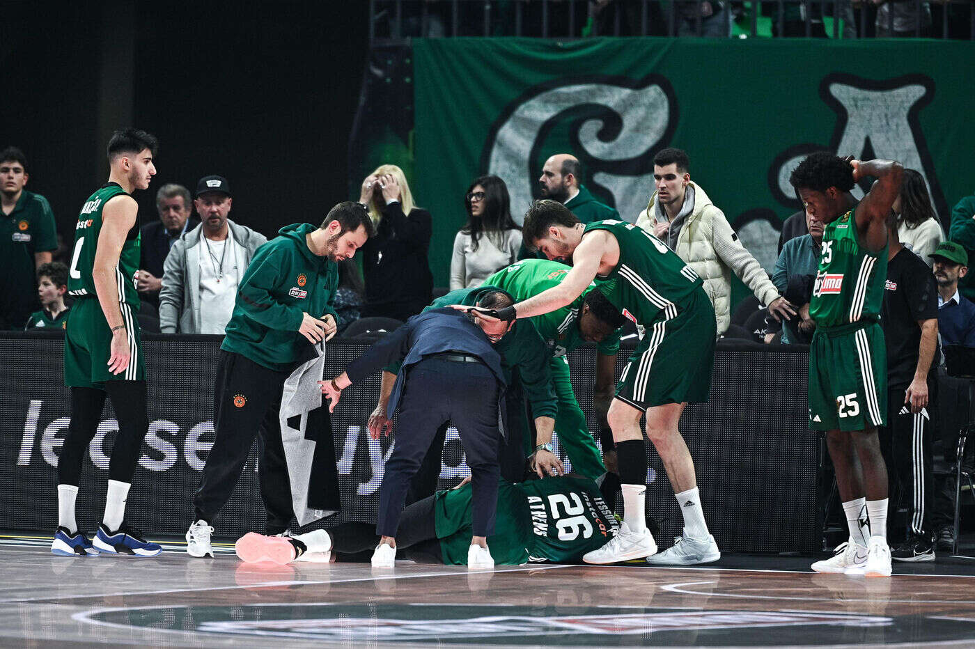 Basket : les images de l’horrible blessure à la cheville gauche de Mathias Lessort en Euroligue