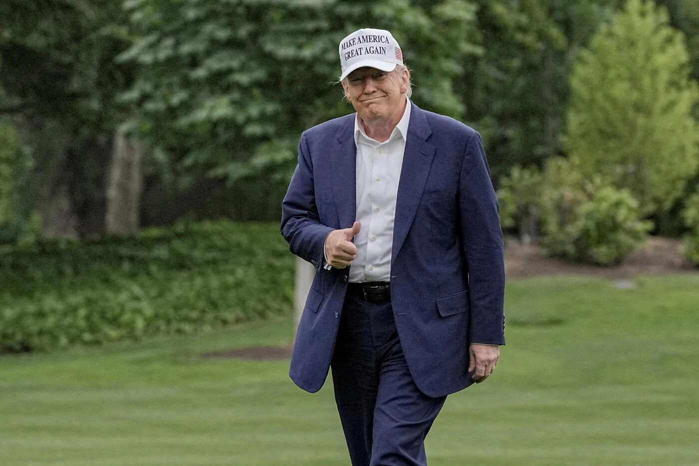 Couple de téléréalité, gestionnaire inconnu… Qui sont les nouvelles personnes graciées par Donald Trump ?