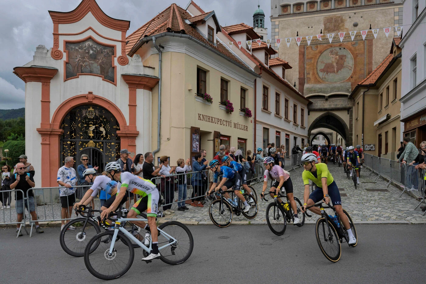Tour de Guadeloupe : la folle vidéo des deux coureurs exclus après s’être cachés pour réintégrer le peloton