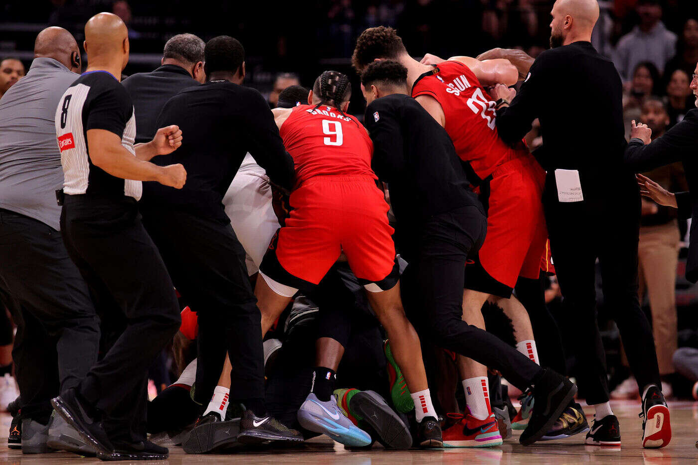 NBA : bagarre générale et six expulsions, les images de la fin de match houleuse entre Houston et Miami