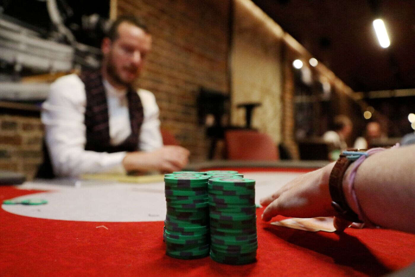 Oreillettes et complice à l’extérieur : deux Ukrainiens interpellés pour « flagrant délit de triche » au casino Impérial d’Annecy