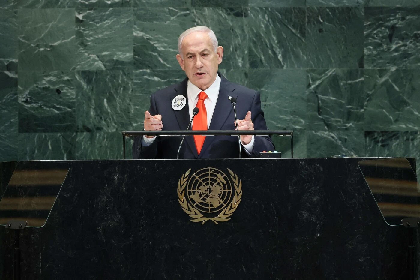 Guerre à Gaza : à l’ONU, Netanyahou porte un costume avec un QR Code renvoyant vers un site sur les massacres du 7 Octobre
