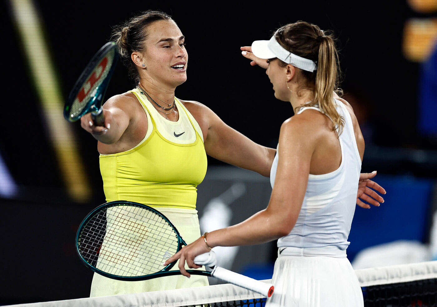 Open d’Australie : après la demie, Sabalenka console son amie Badosa, « On ira faire du shopping ensemble »