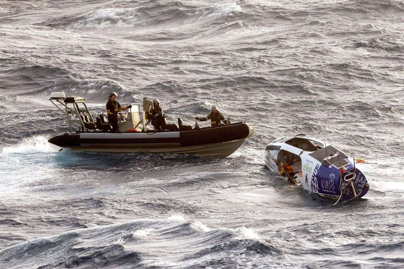 Vagues de 7 mètres, vents à 100 km/h… un rameur survit après avoir été heurté par un cyclone dans le Pacifique