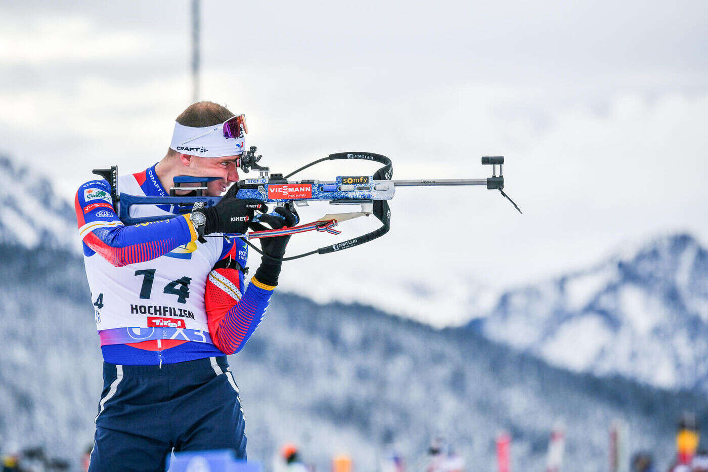 Biathlon : Émilien Jacquelin s’offre la deuxième place de la poursuite après avoir chuté dans le sprint final