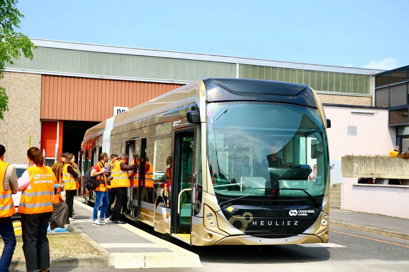 « Ça va changer la vie des conducteurs et des usagers » : à Reims, les « superbus » électriques dans les starting-blocks