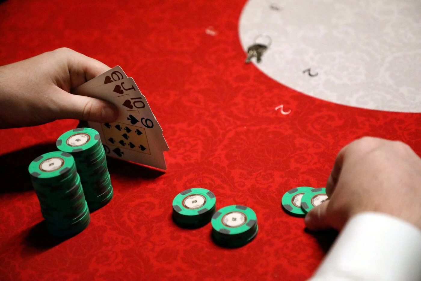 « J’avais un pressentiment » : un joueur de poker parisien remporte près de 230 000 euros dans un casino des Champs-Élysées