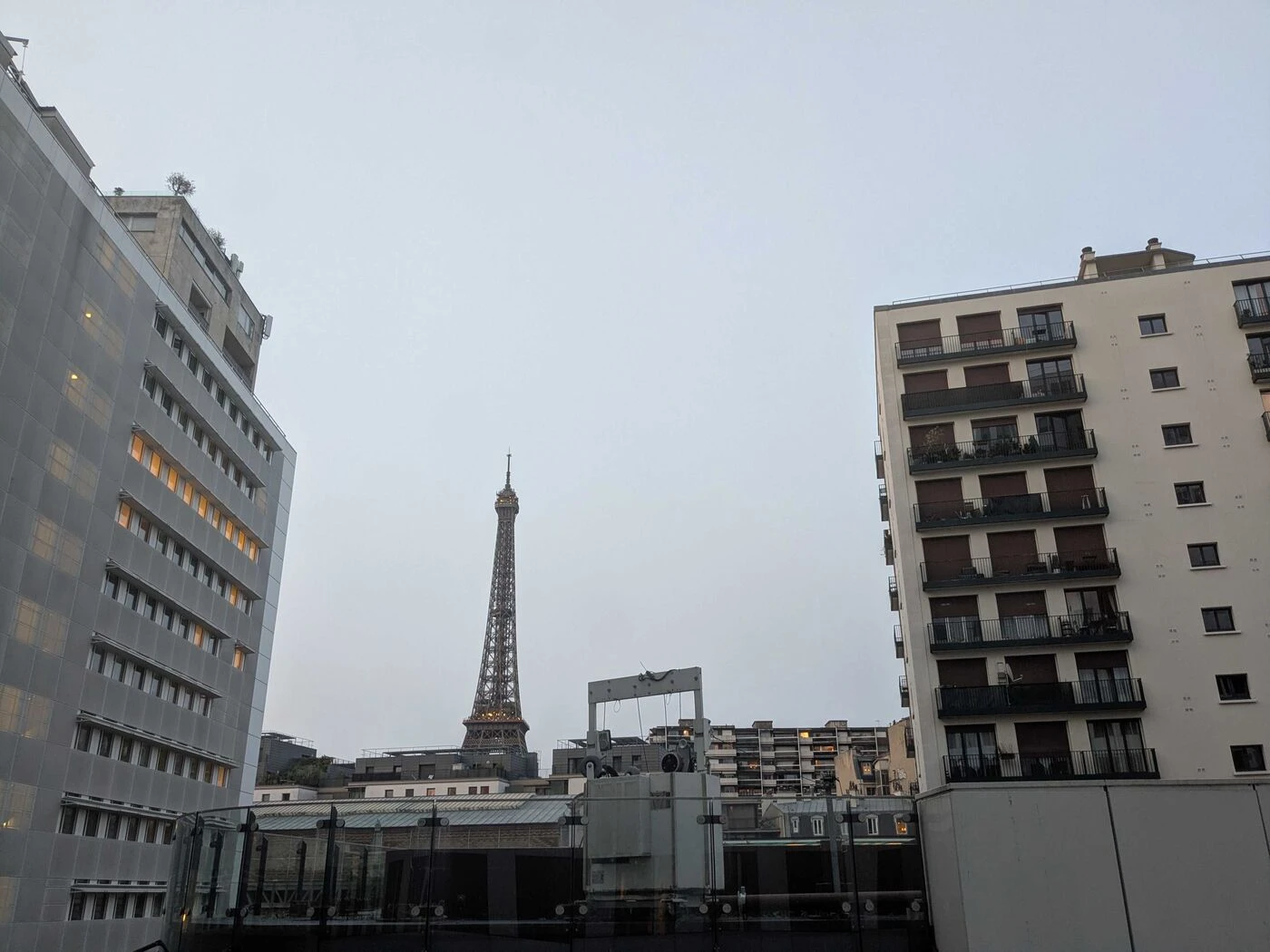Pourquoi un léger voile de fumée est-il visible dans le ciel de Paris ?