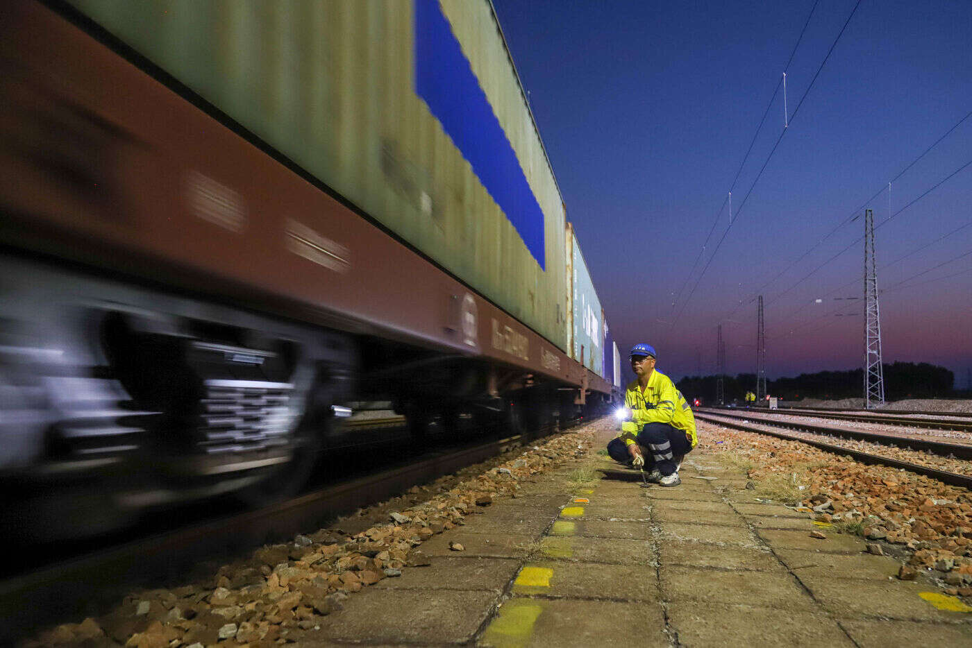 Assoupi sur les rails, un homme survit après avoir été percuté par un train au Pérou