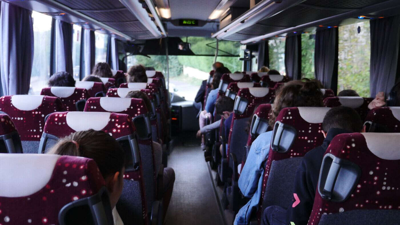 « Il touchait leurs fesses » : un chauffeur de bus scolaire mis en examen pour agressions sexuelles sur 35 enfants