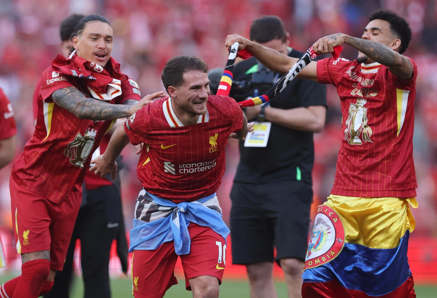 Liverpool champion d’Angleterre : quand Mac Allister taquine Konaté avec un drapeau de l’Argentine