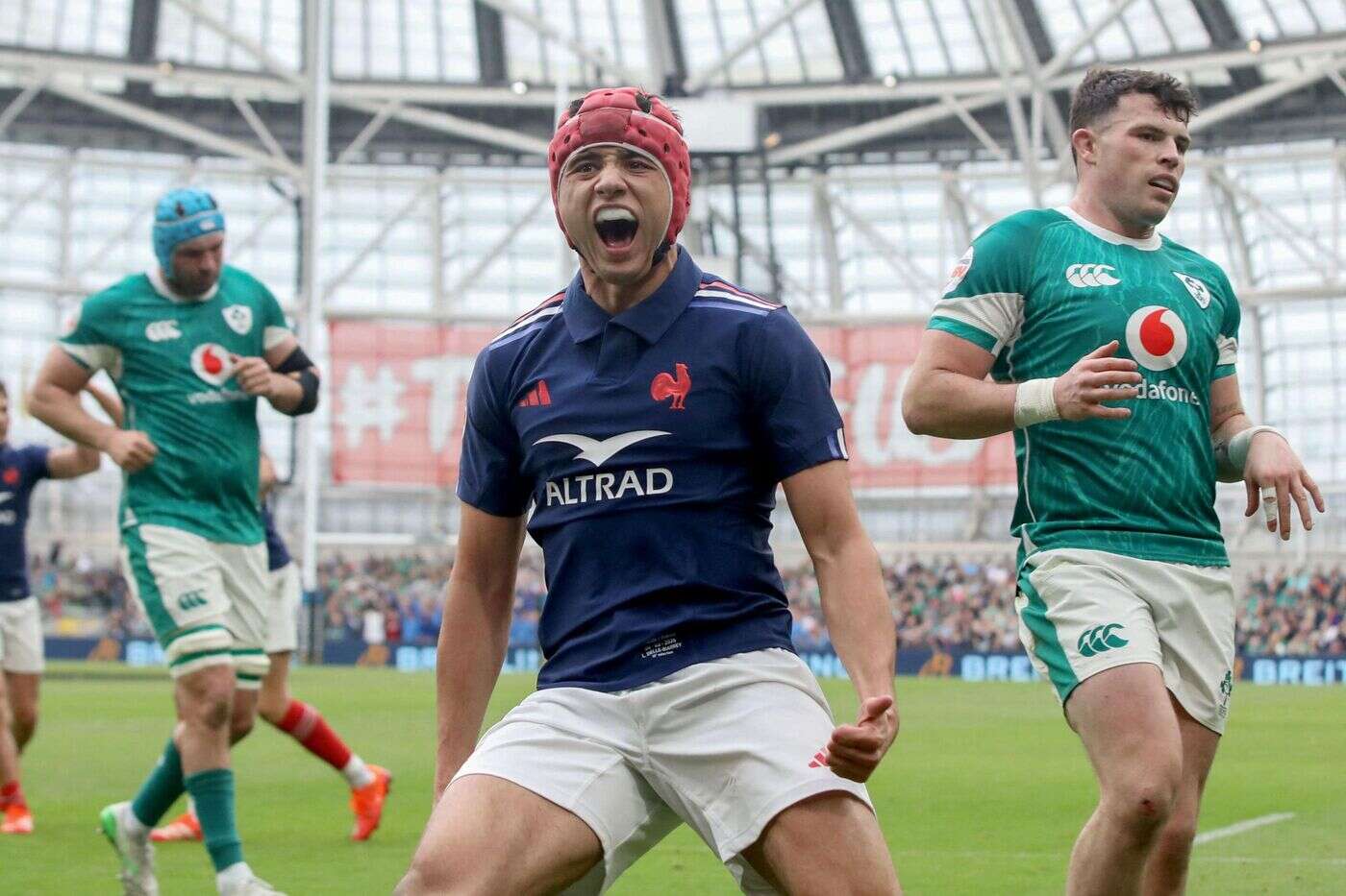 Irlande-France : les images du premier essai des Bleus de Louis Bielle-Biarrey sur une passe d’Antoine Dupont