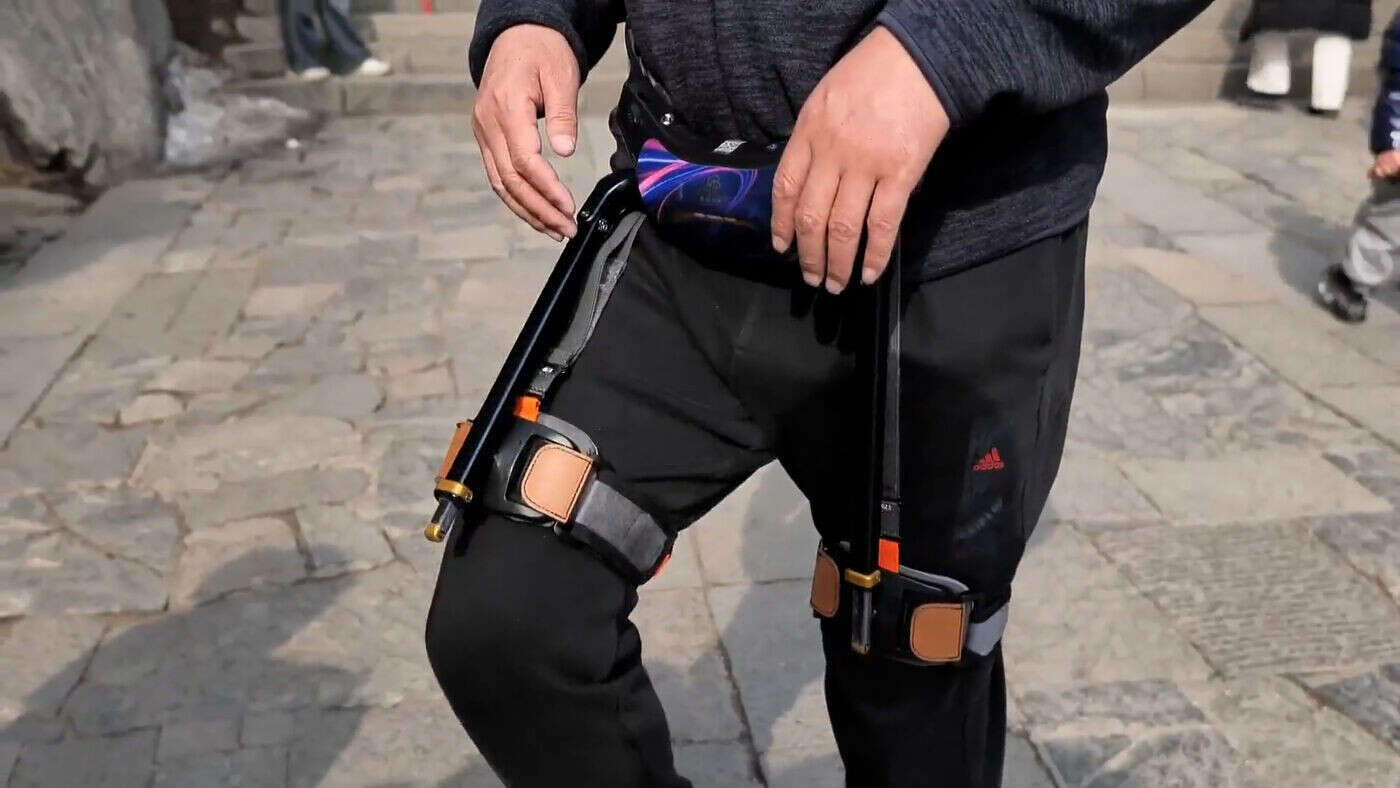 VIDÉO. En Chine, un exosquelette aide les touristes à grimper sur une montagne